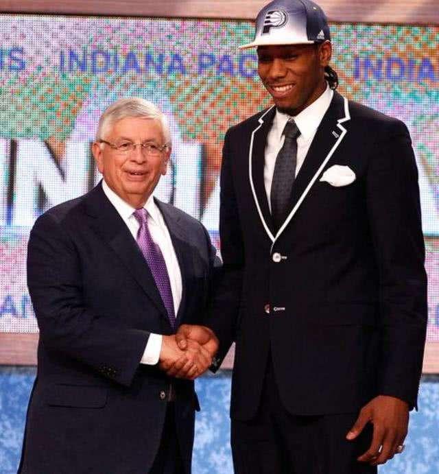 拉美媒体：拜仁、曼联、马竞追逐厄瓜多尔17岁中场卡斯蒂略（拉媒：拜仁、曼联与马竞竞逐厄瓜多尔17岁中场新星卡斯蒂略）