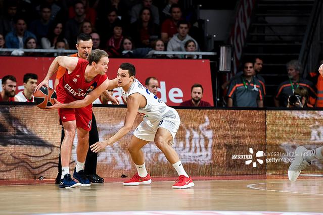 梅西荣膺美职联年度MVP，成北美体坛连续获奖伟大球员（梅西加冕美职联年度MVP，成为北美体坛连夺大奖的传奇球员）