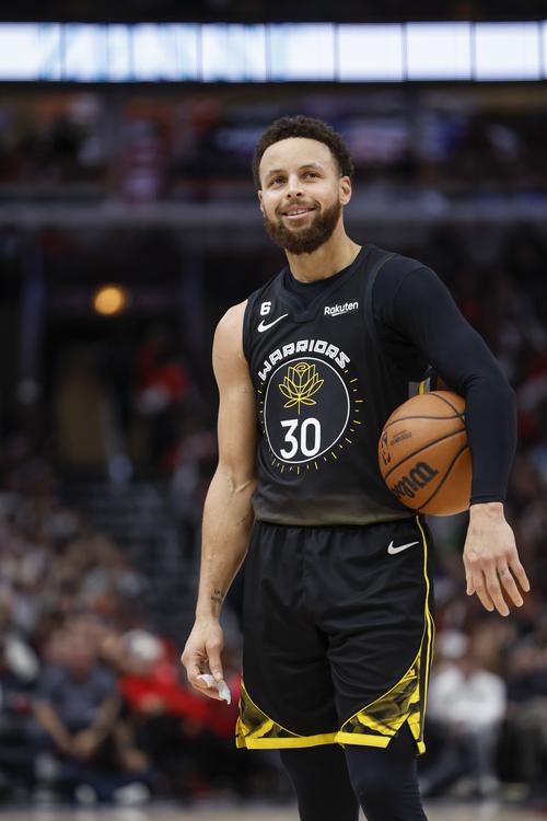 开拓者替补中锋投射出色，但防守和篮板表现令人堪忧（开拓者替补中锋投篮亮眼，防守与篮板成隐忧）