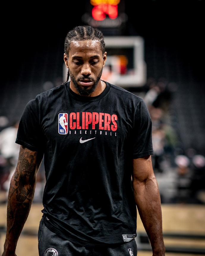 开始北伐！曼联在客场以4比1轻取狼队，3轮不败后升第6（北上征途开启！曼联客场4-1胜狼队，三轮不败升至第六）